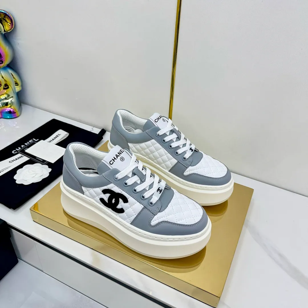 👟👟Ex-factory price 600👟👟 Upgraded version, upgraded version, upgraded version! No rebuttal accepted! ! ! ! Chanel Chanel panda shoes! 2025 counter's top casual sports shoes. This classic design; the upper is electro-embroidered with a variety of techniques; the outsole is fashionable and sporty; the unusual inclusion of a variety of color matching elements... The diversified mix and match is very good-looking and versatile, and can be used for leisure, fashion, sports, and outdoor... ꫛꫀꪝ Go➫ Materials: ❶Upper made of: original imported first-layer silk cowhide + original waterproof cloth + original first-layer cowhide ❷Inner lining: Original Yangli+Net ❸Outsole based on: Original TPU combination outsole Counter boutique packaging complete set for women 35–41 👉 👉 👉 👉 👉